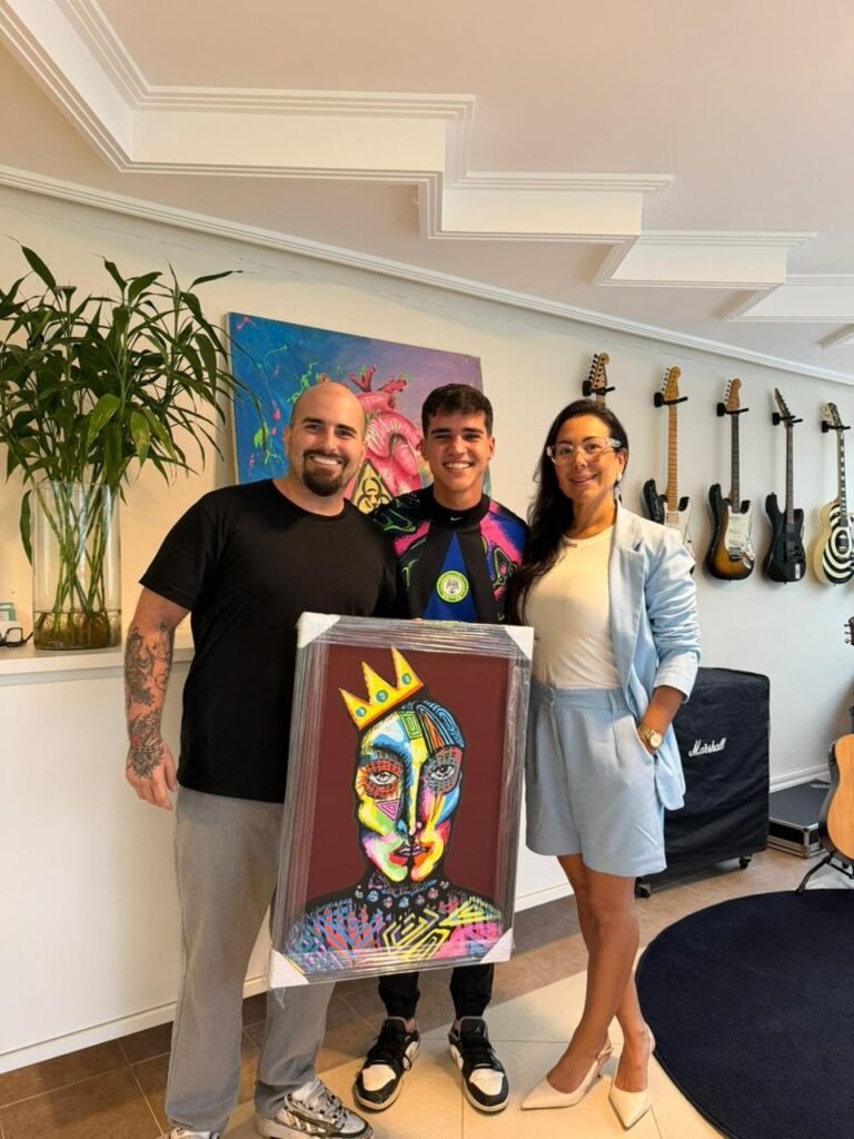 Pivetti presenteia Drico Alves com obra inédita na Criativa Imagem