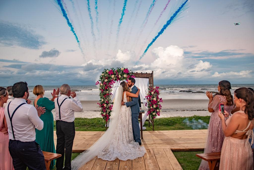 Casamento na praia em resorts ganha força entre casais
