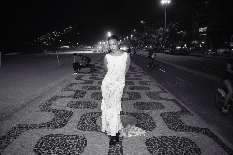 Bella Campos em look vintage de Alexander McQueen