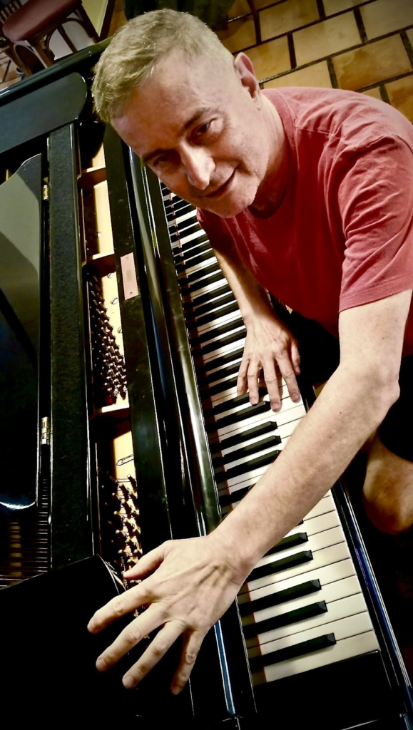 Marvio Ciribelli homenageia mestres da bossa nova no Beco