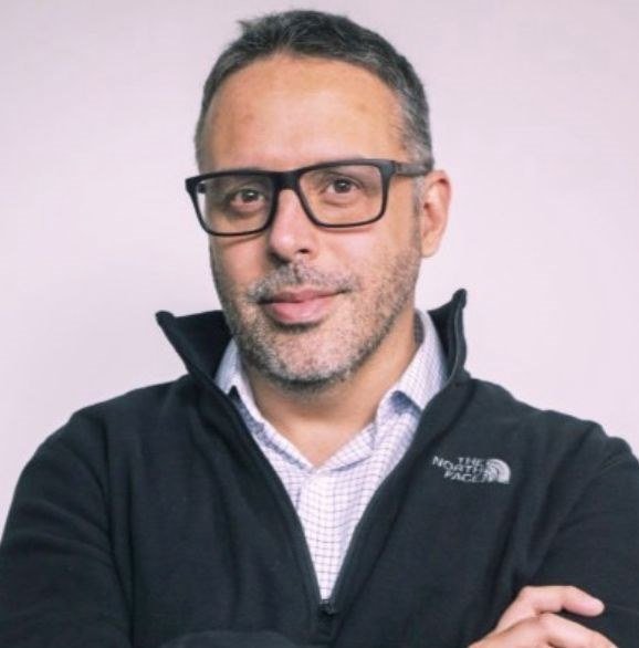 Homem treina IA com mensagens da ex e transforma trauma em thriller literário