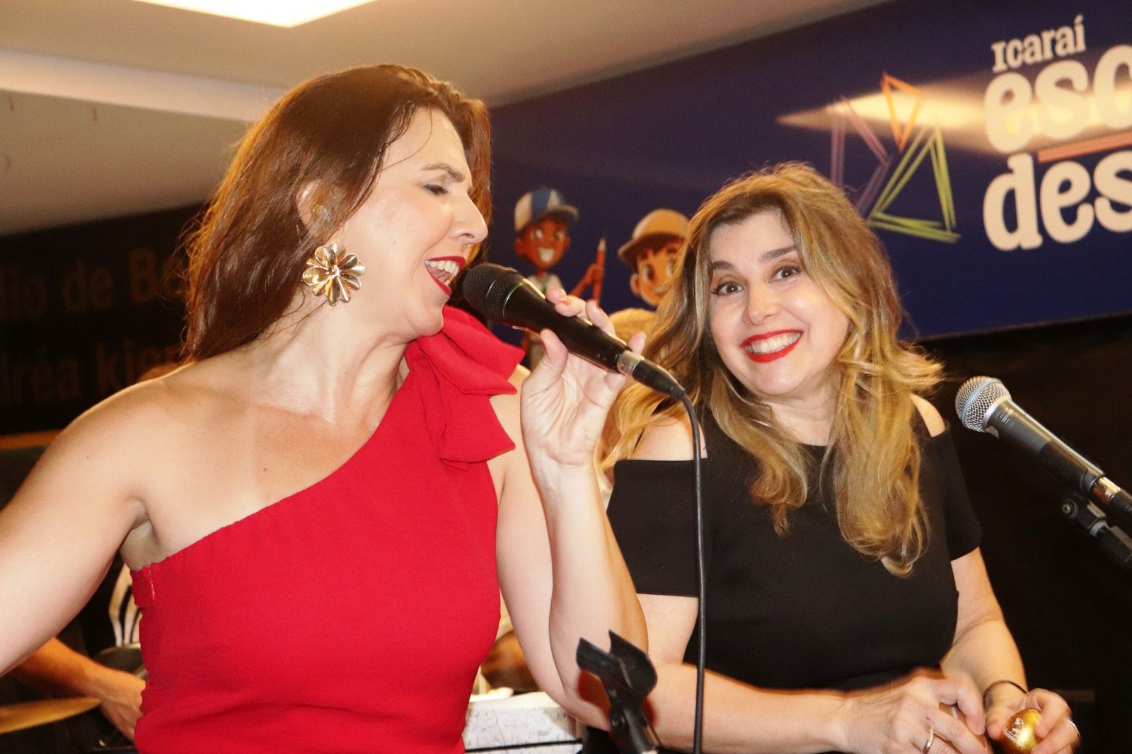Marvio Ciribelli recebe Sheila Sá para cantar música francesa no La Vinícola, Tijuca, com participação especial de Mylena Ciribelli