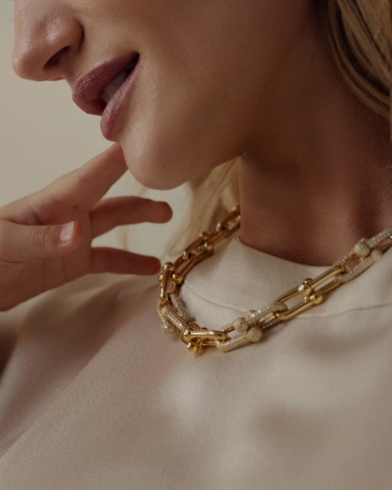 Tiffany celebra mães desde 1837 com Rosie em campanha 2026