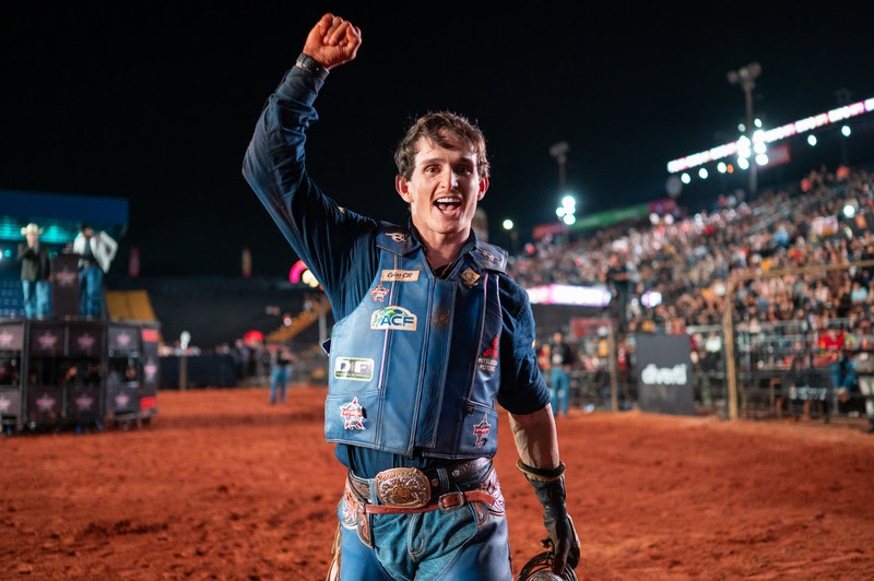 ExpoLondrina vive noite histórica no sertanejo