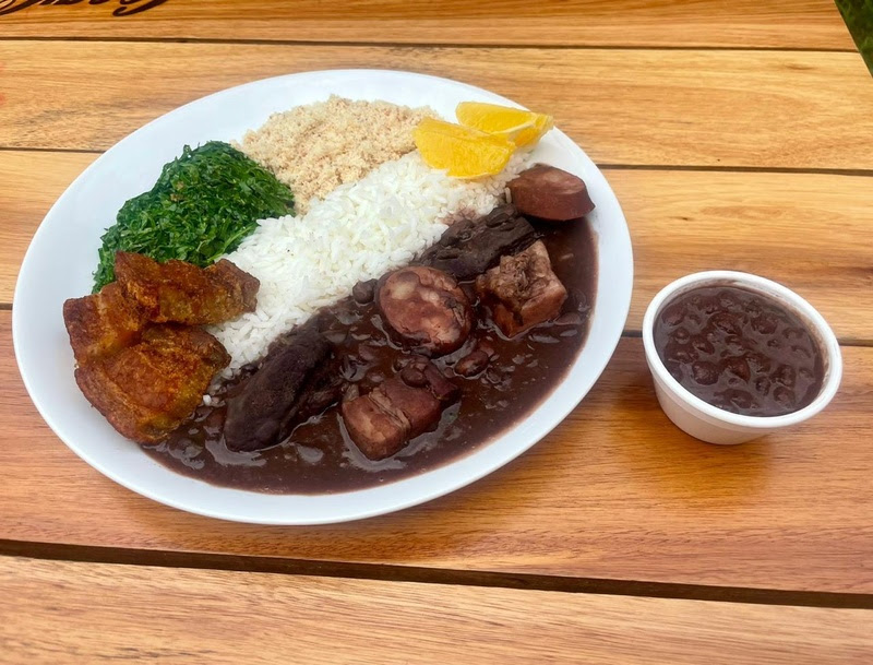 Feijoada e samba agitam Bar Paineiras