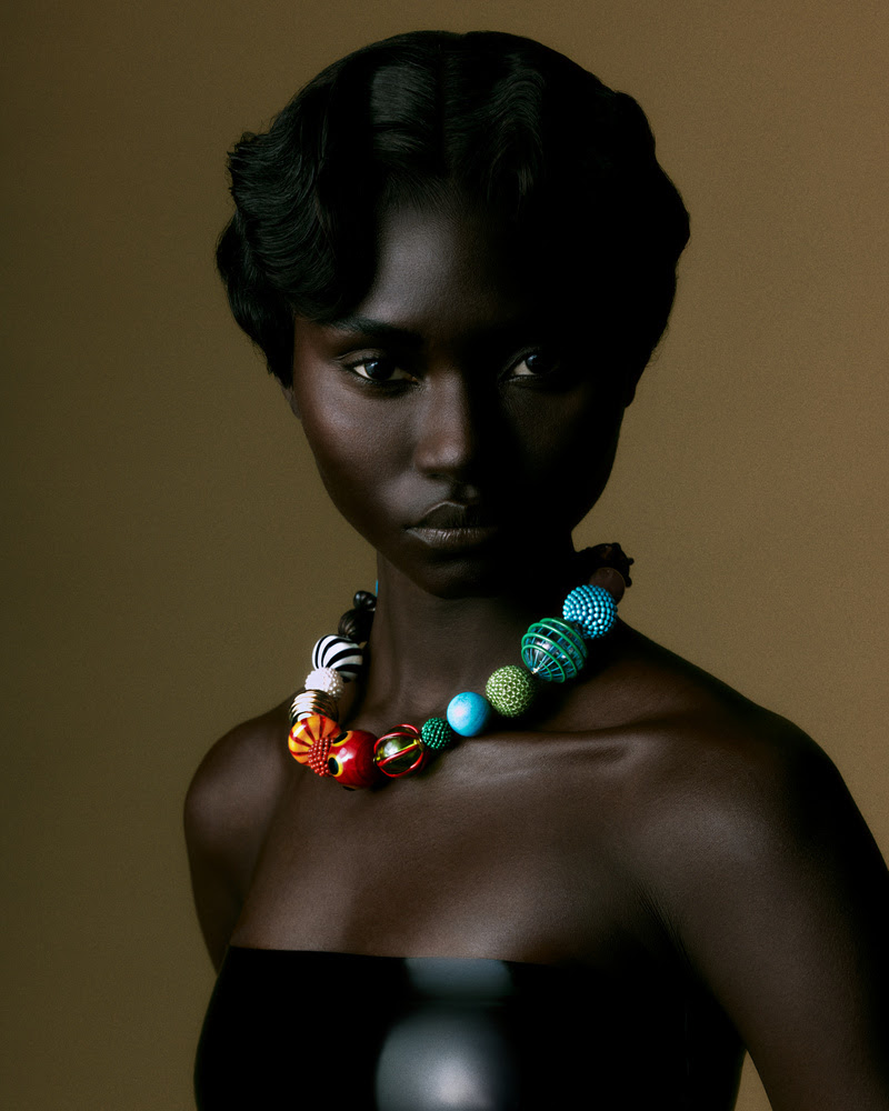 SAUER transforma flora imaginária em joias