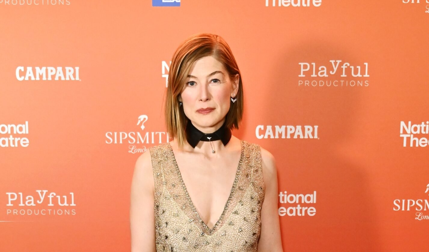 Rosamund Pike aposta em look FENDI elegante