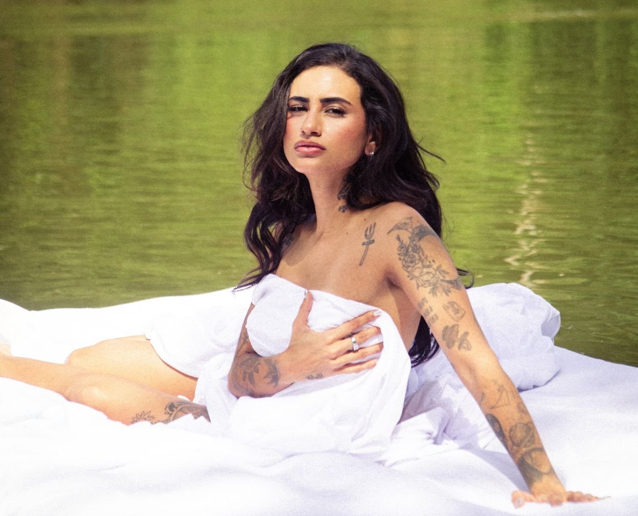 DAY LIMNS aposta em estética quente e provocante no clipe de “Marquinha”