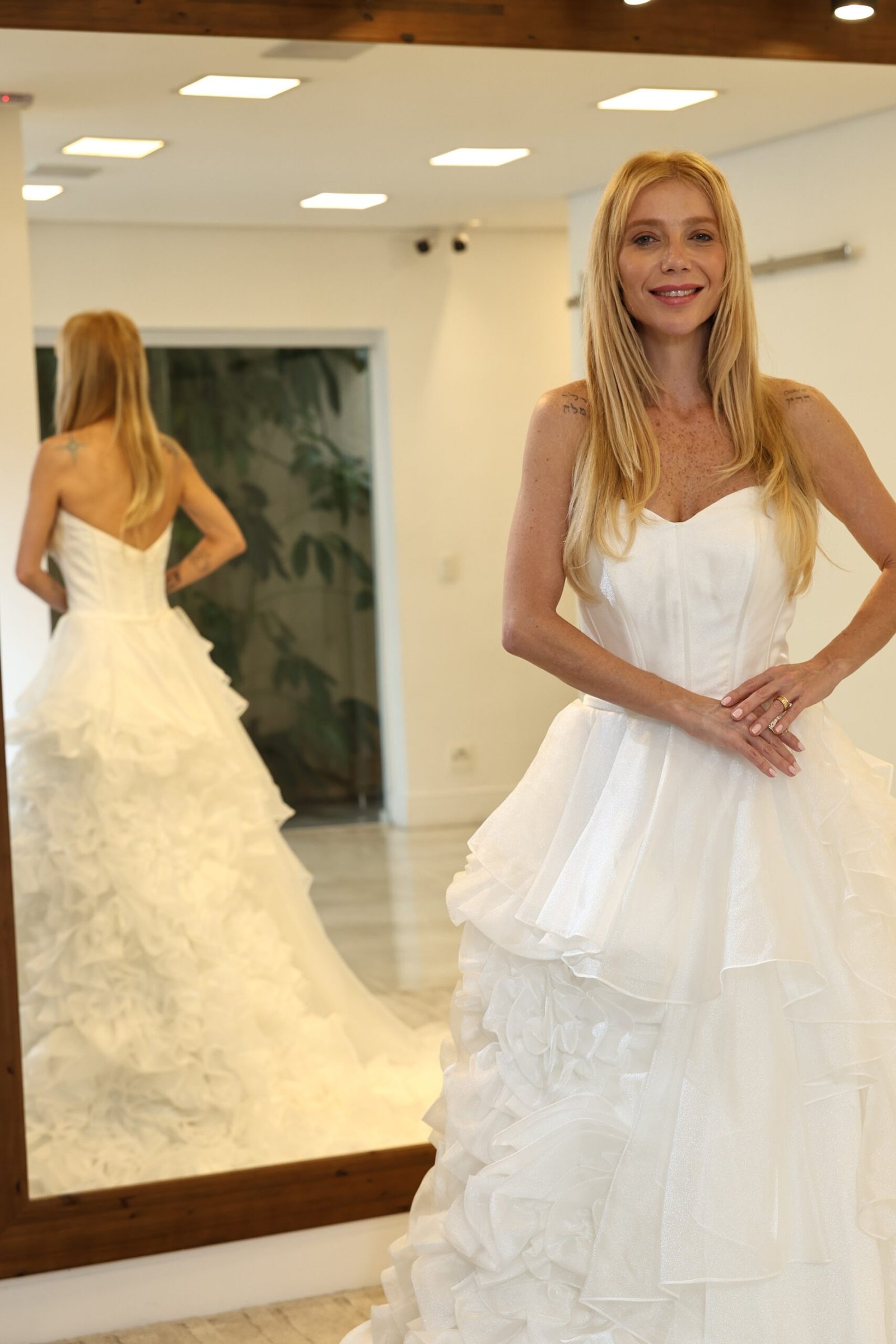 Nova Noiva leva Luiza Possi à passarela no Casar.com