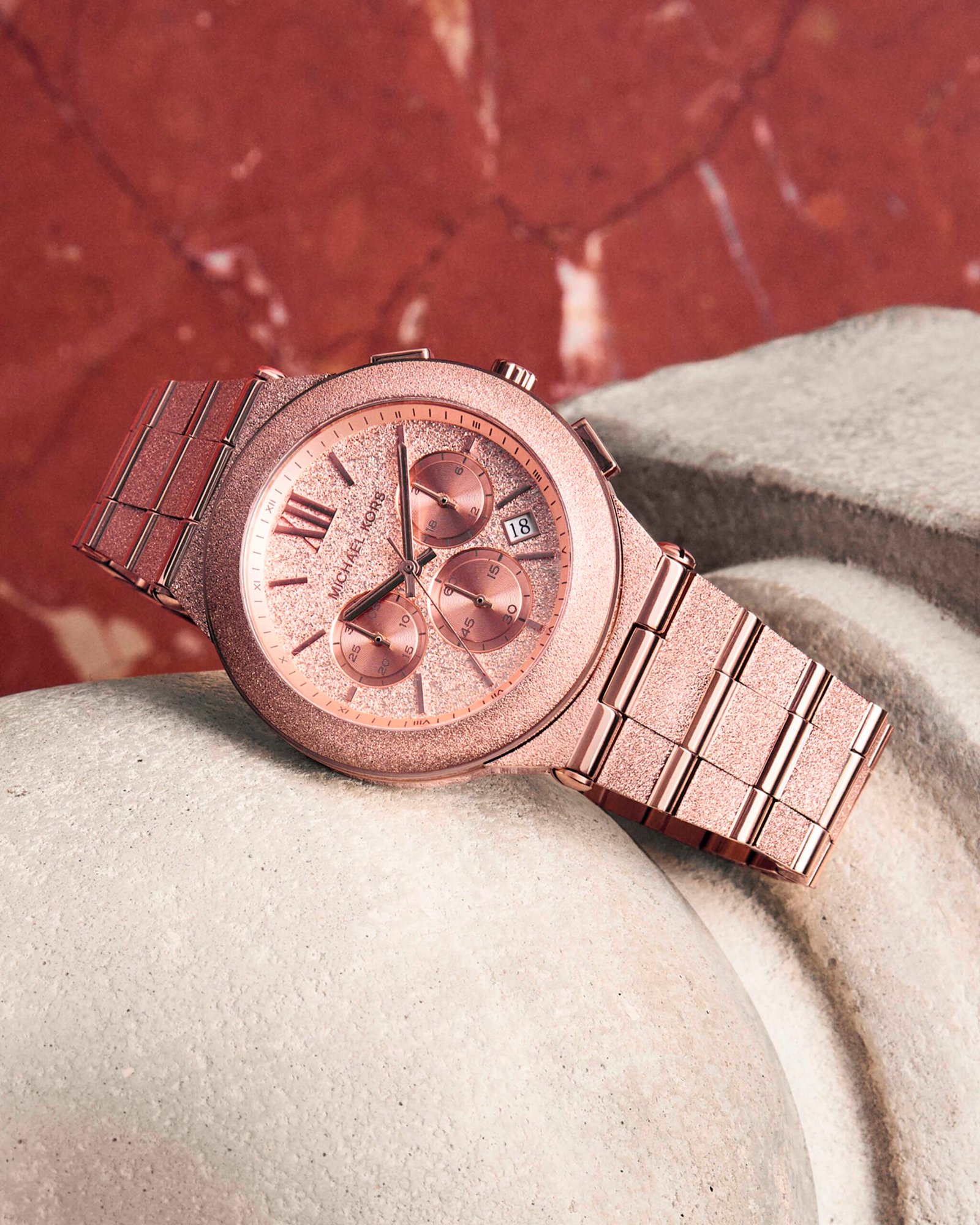 Michael Kors aposta em brilho e forma em nova coleção de relógios