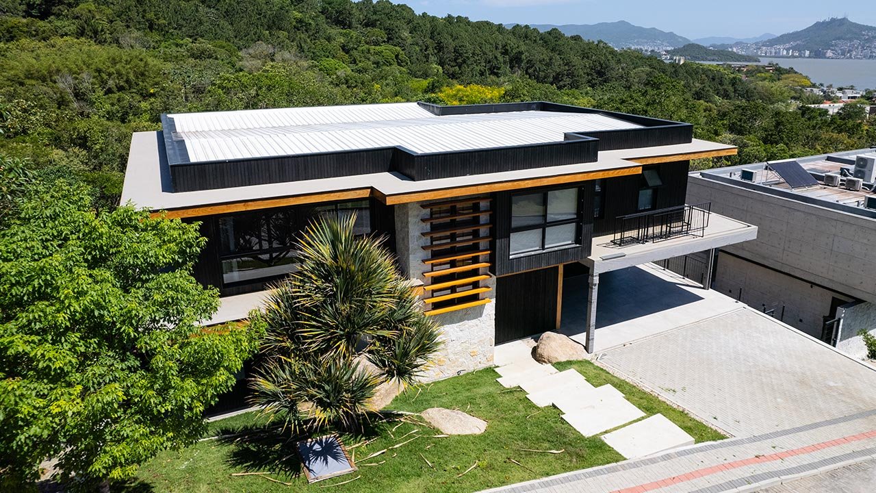Casa Cacupé unifica madeira e bem-estar