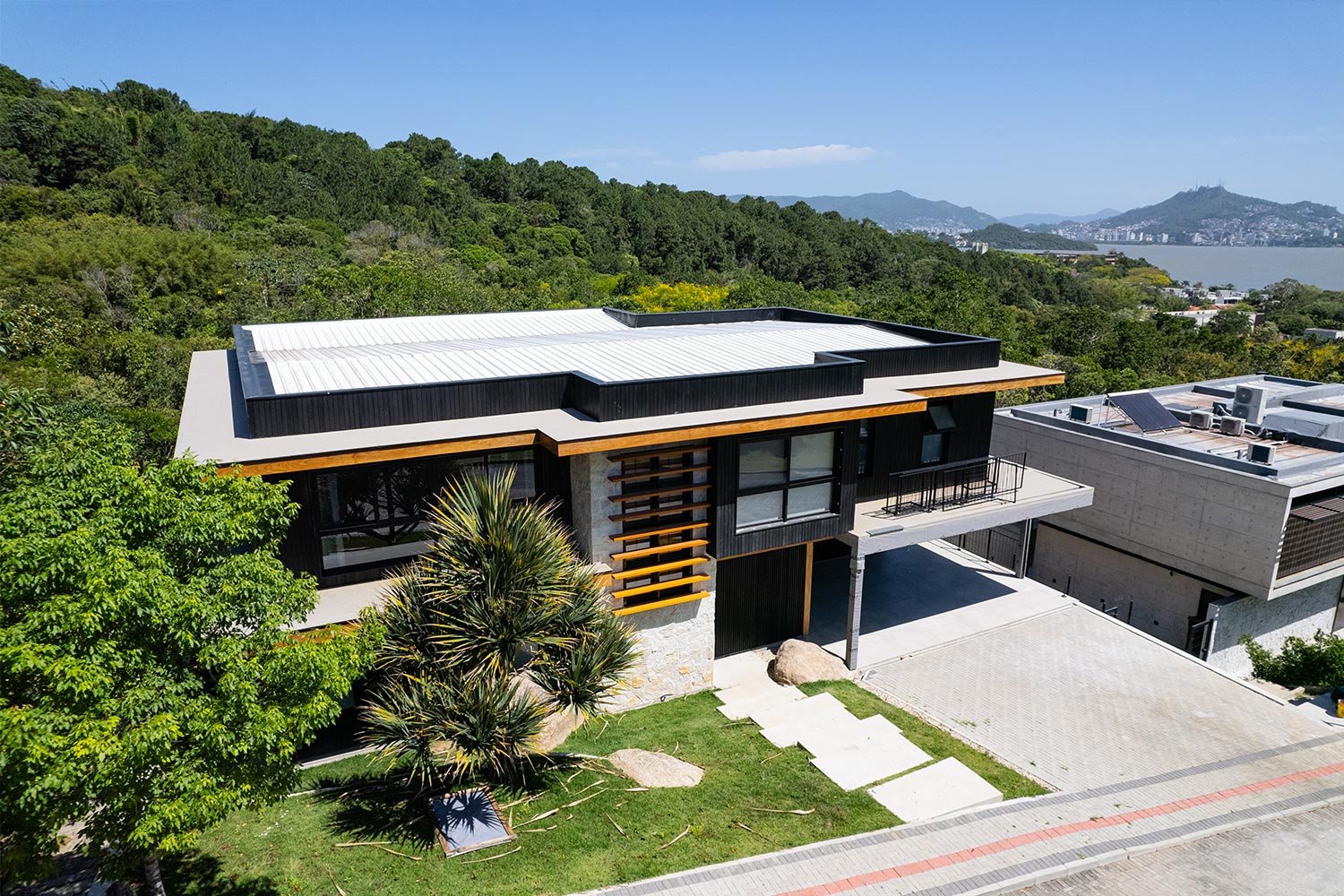 Casa Cacupé unifica madeira e bem-estar