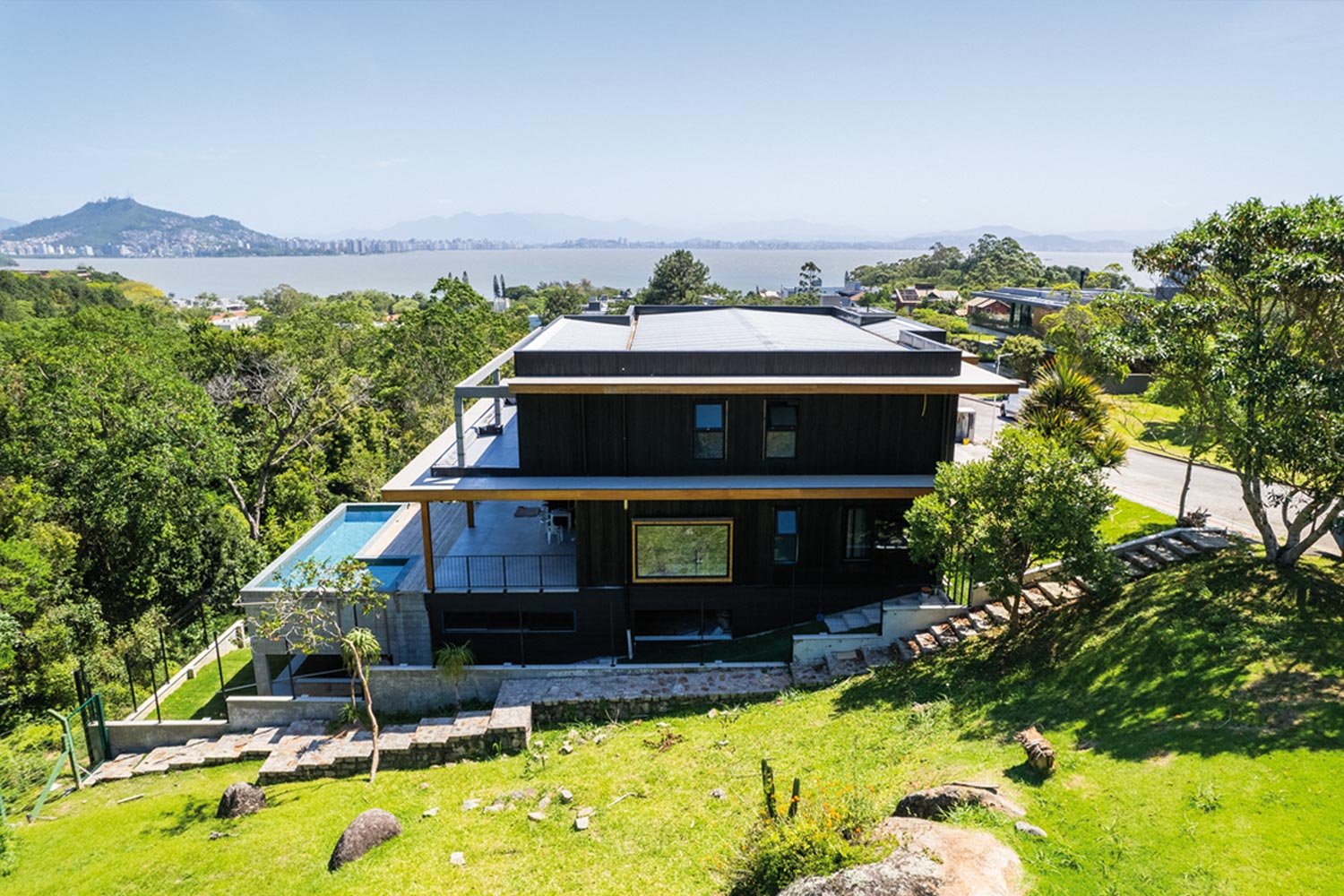 Casa Cacupé unifica madeira e bem-estar