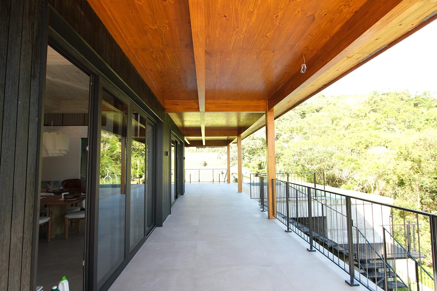 Casa Cacupé unifica madeira e bem-estar