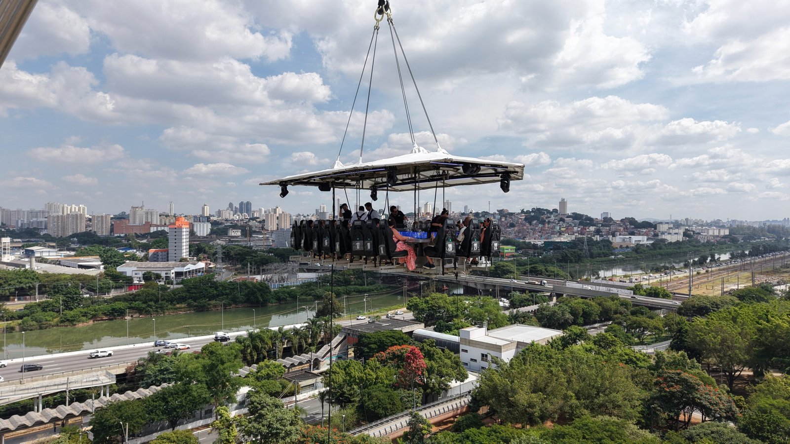 Dinner in the Sky vai transmitir Copa e abre às quintas