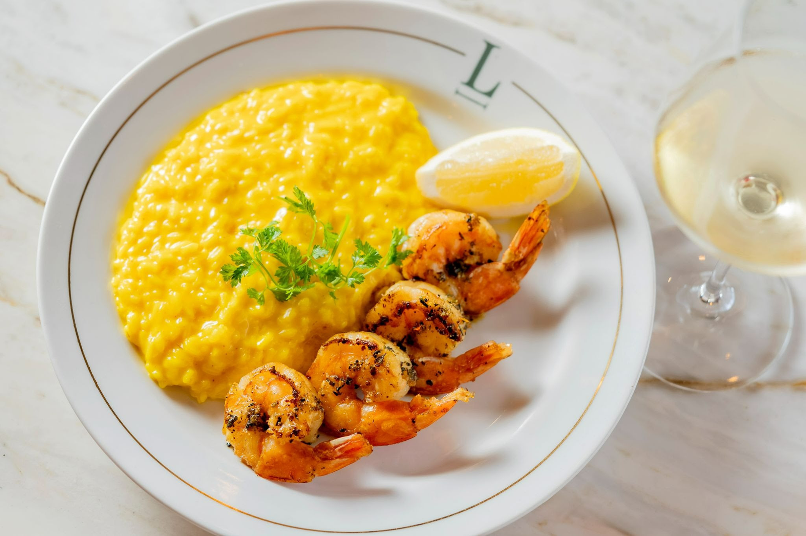 Locale aposta em champagne e menu especial para casais
