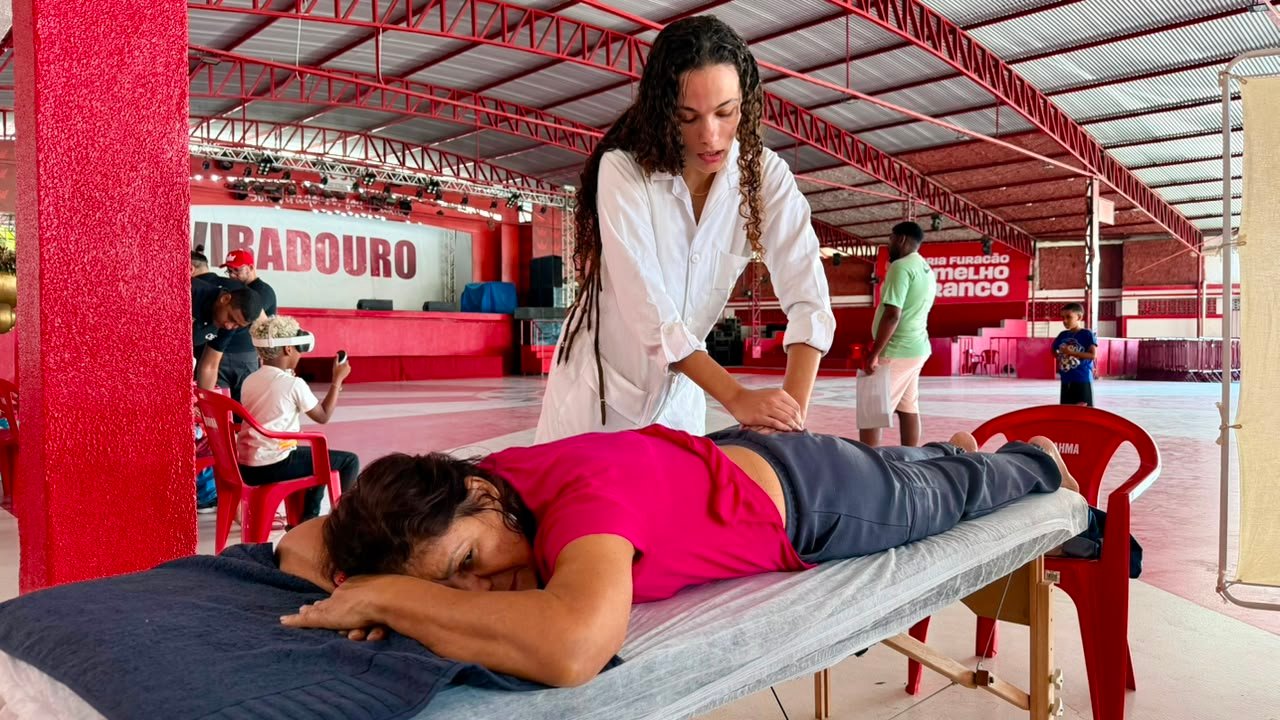 Viradouro realiza ação social para comunidade em Niterói