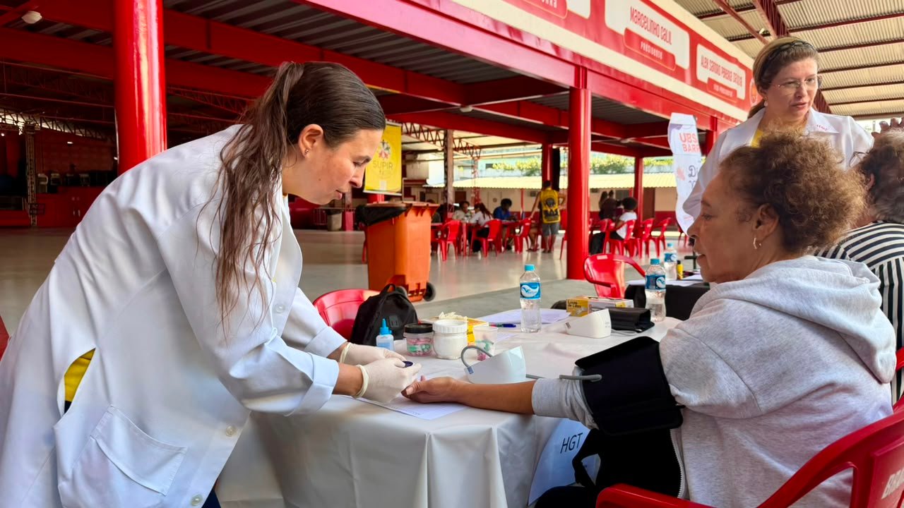 Viradouro realiza ação social para comunidade em Niterói