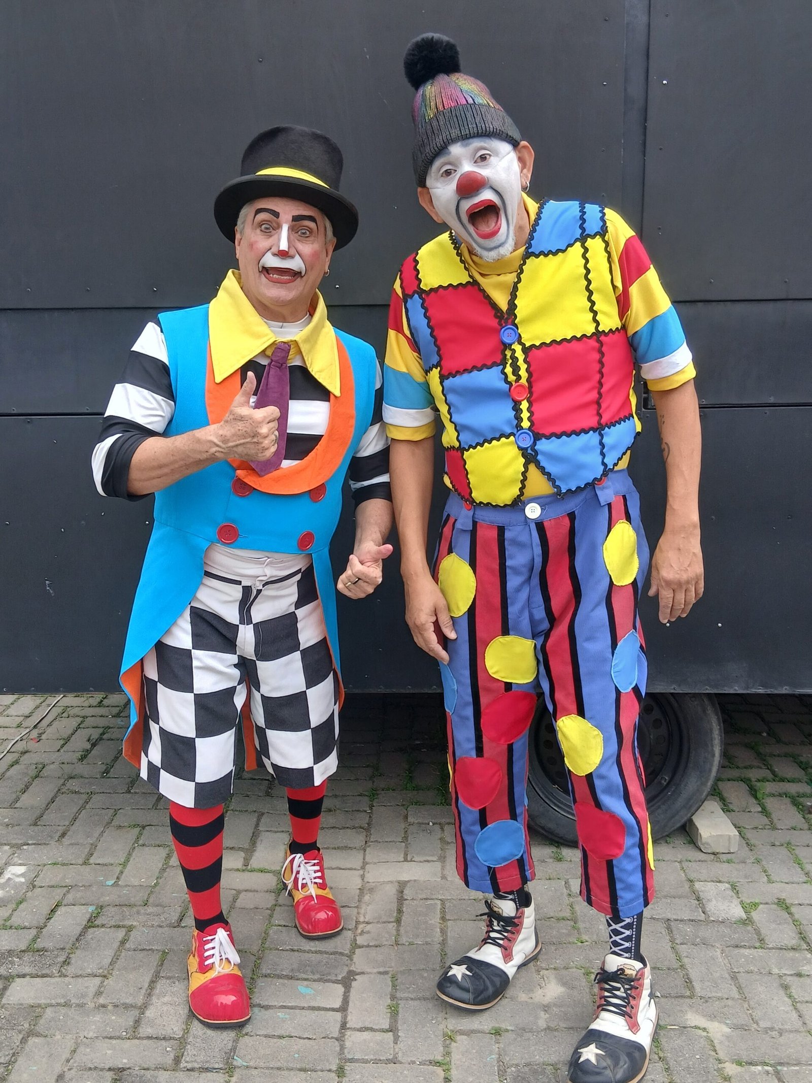 Dupla encanta na Flip e lança revista infantil