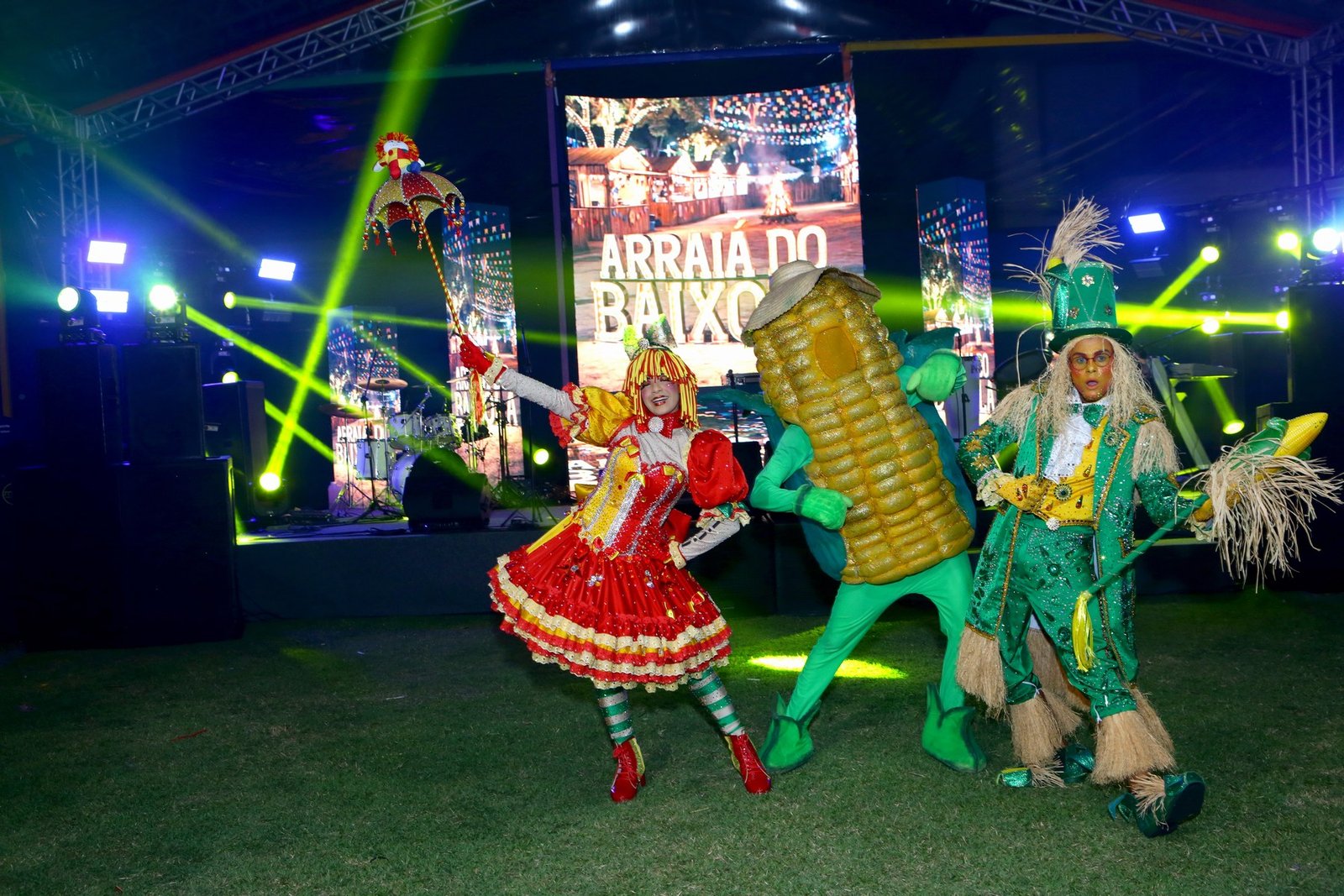 Nicole Bahls anima arraiá de Romário na Barra