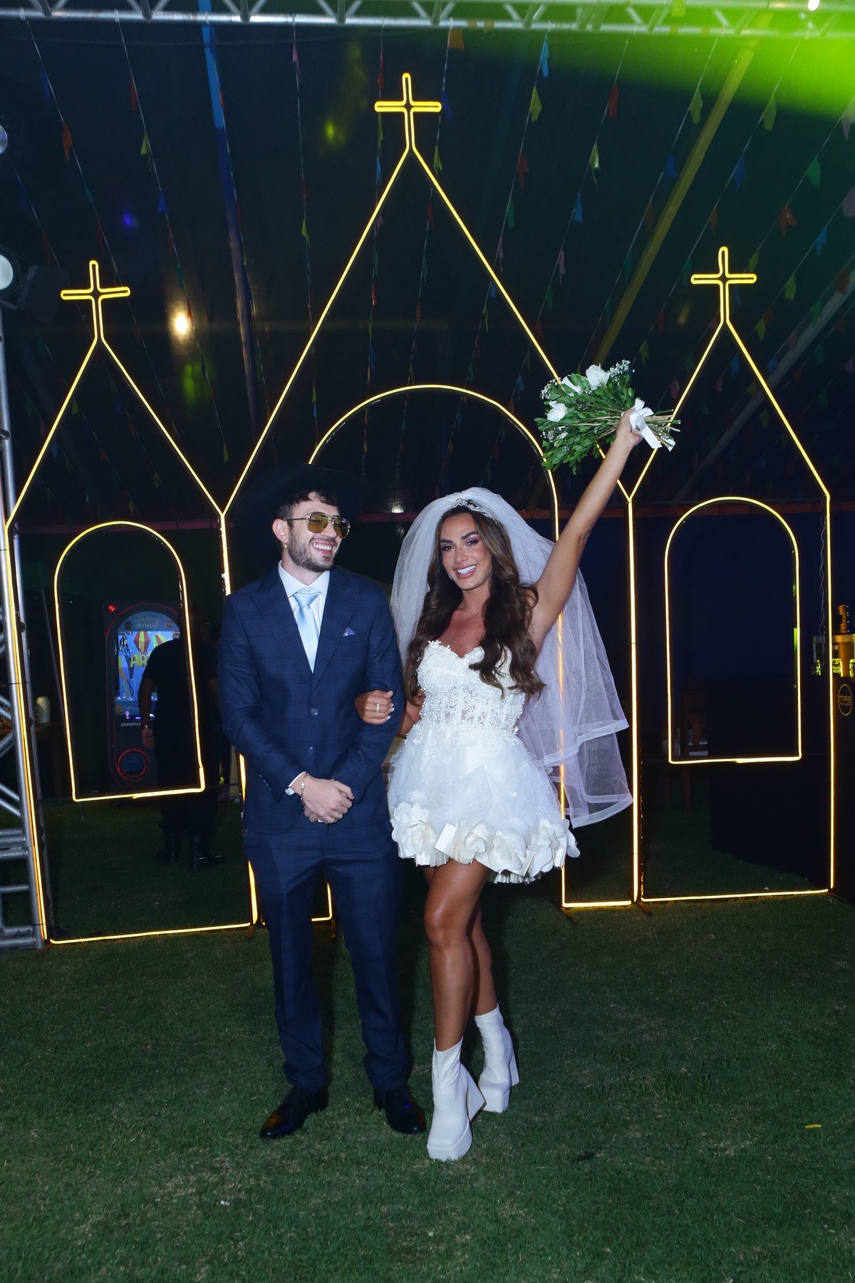 Nicole Bahls anima arraiá de Romário na Barra