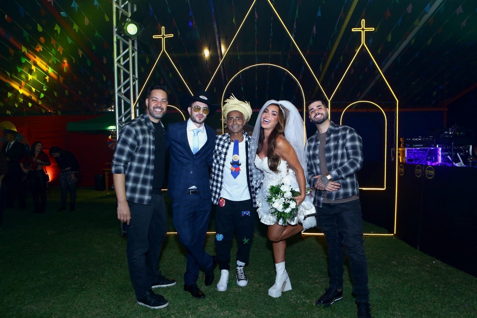 Nicole Bahls anima arraiá de Romário na Barra