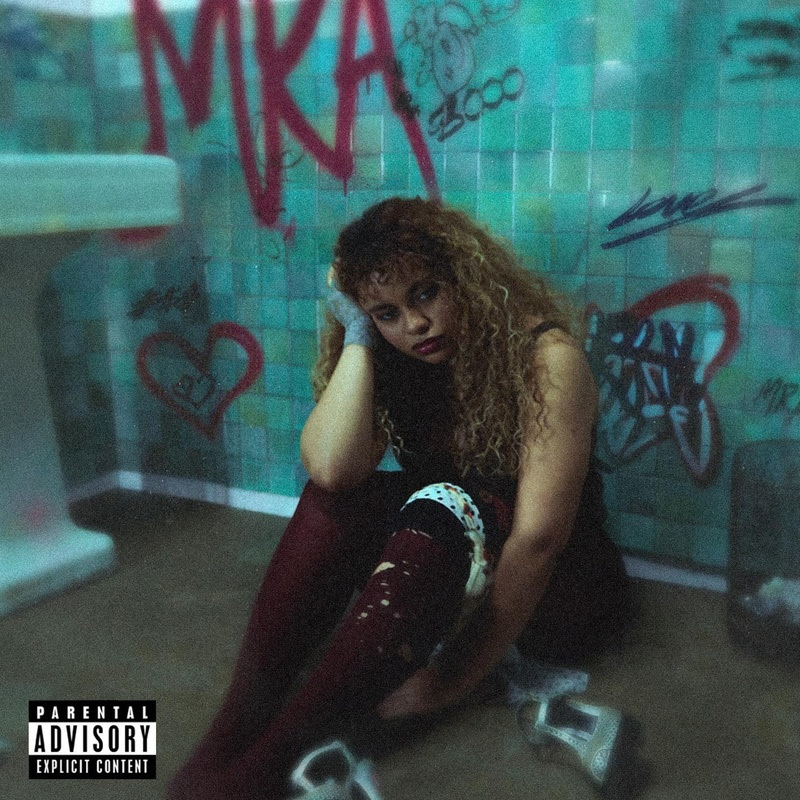 Bella Kay estreia álbum após sucesso viral global
