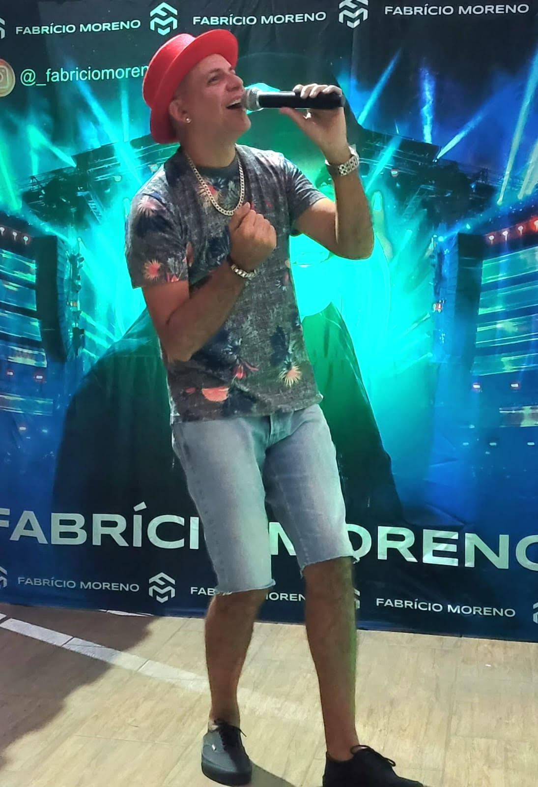 Fabrício Moreno amplia sucesso com “Me Ama”