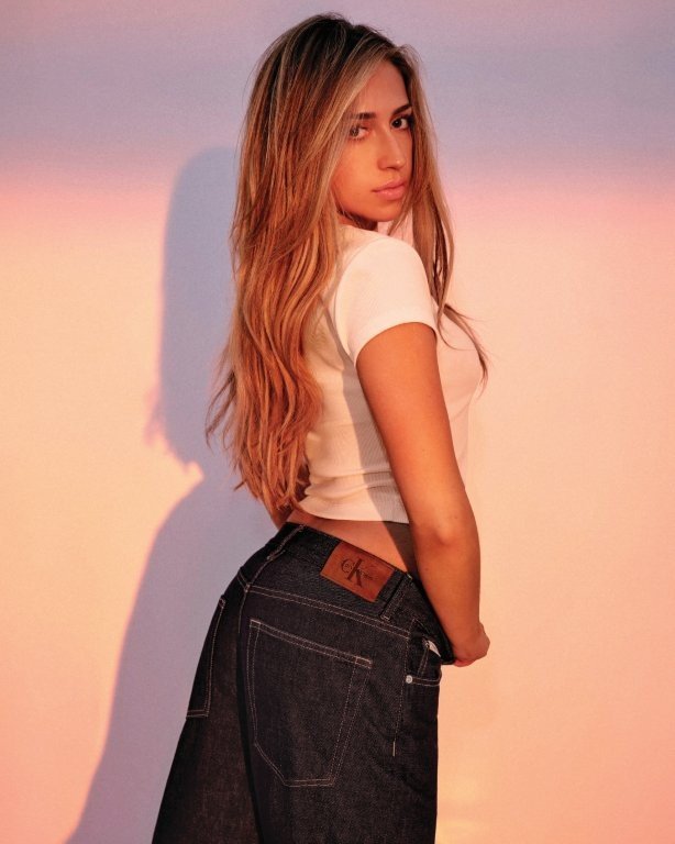 Tate McRae estrela campanha de jeans da Calvin Klein