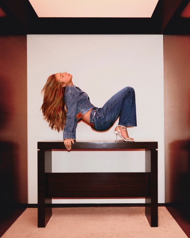Tate McRae estrela campanha de jeans da Calvin Klein