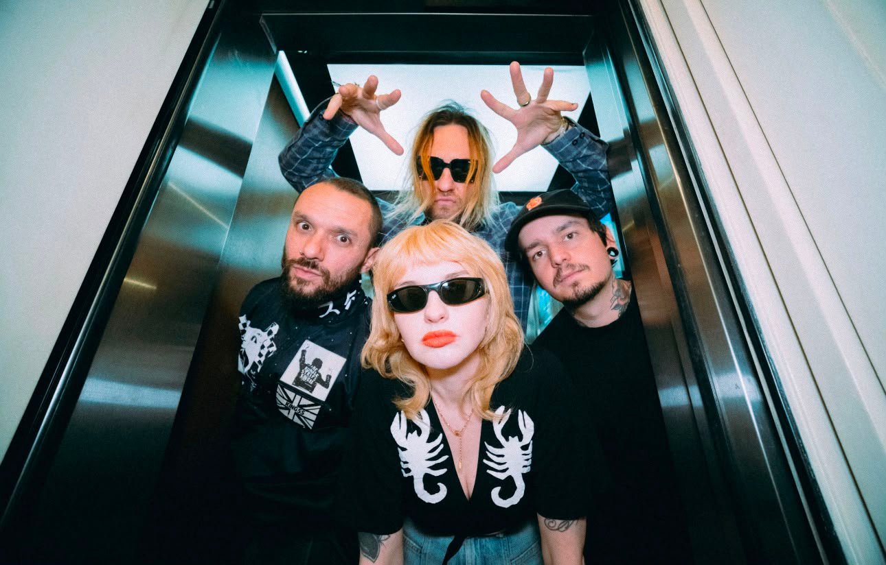 Deb and The Mentals inicia fase mais pesada antes de abrir shows do Foo Fighters no Brasil
