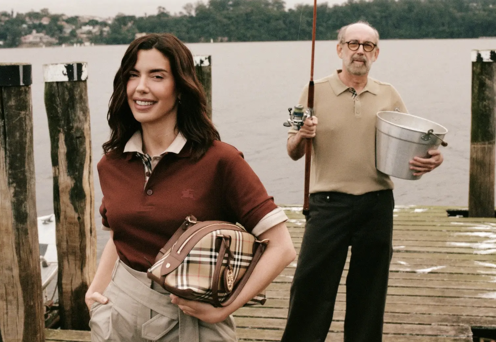 Camila Coutinho faz filme da Burberry com o pai