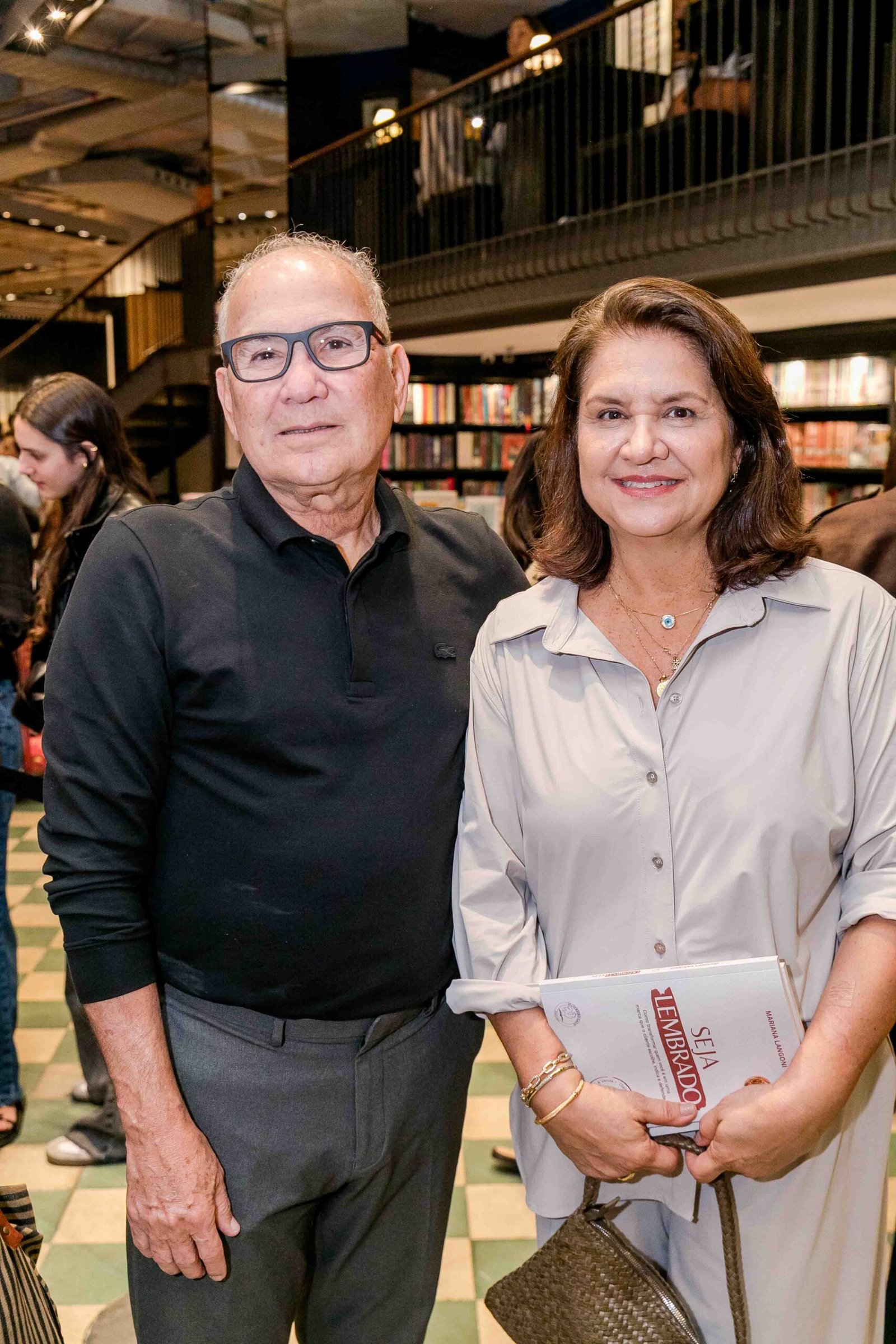 Livro de Mariana Langoni estreia com casa cheia no Leblon