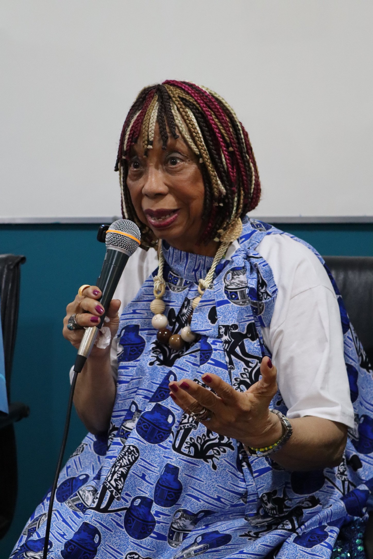 Helena Theodoro inaugura lançamentos na Biblioteca Maju Coutinho