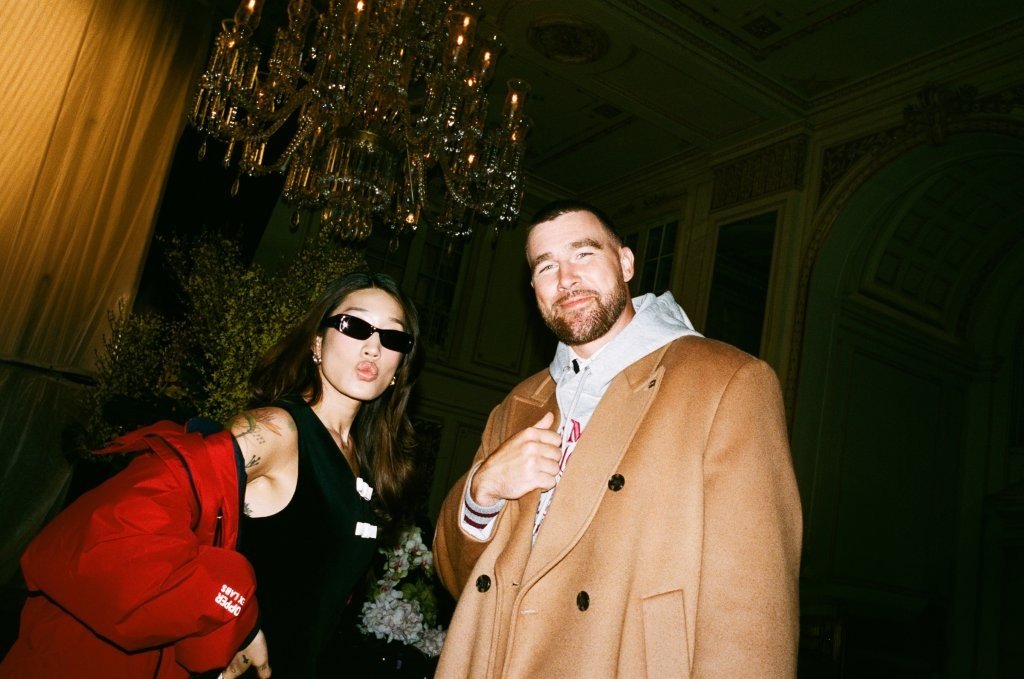 Travis Kelce protagoniza campanha de Outono 2026 da Tommy Hilfiger