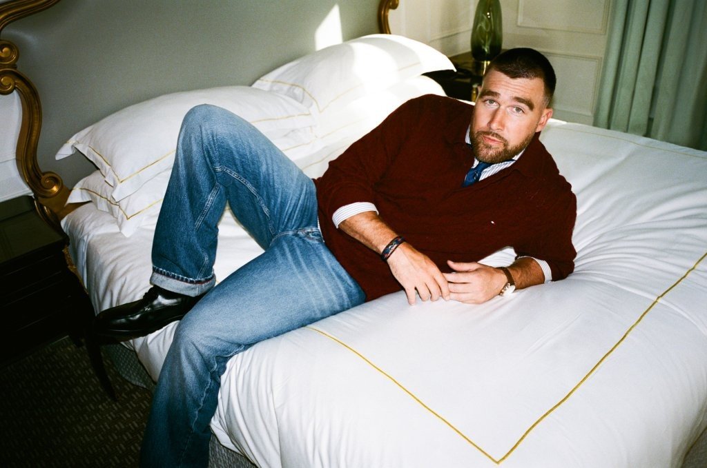 Travis Kelce protagoniza campanha de Outono 2026 da Tommy Hilfiger