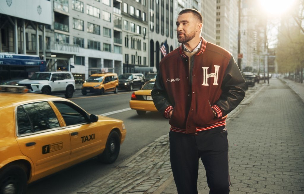 Travis Kelce protagoniza campanha de Outono 2026 da Tommy Hilfiger