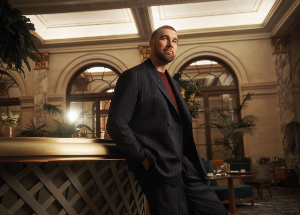 Travis Kelce protagoniza campanha de Outono 2026 da Tommy Hilfiger