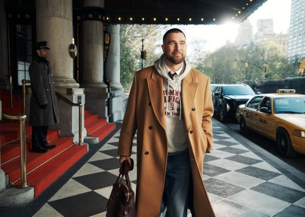 Travis Kelce protagoniza campanha de Outono 2026 da Tommy Hilfiger