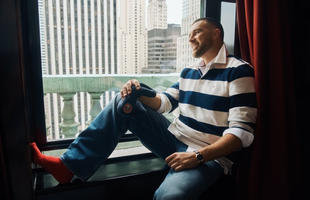 Travis Kelce protagoniza campanha de Outono 2026 da Tommy Hilfiger