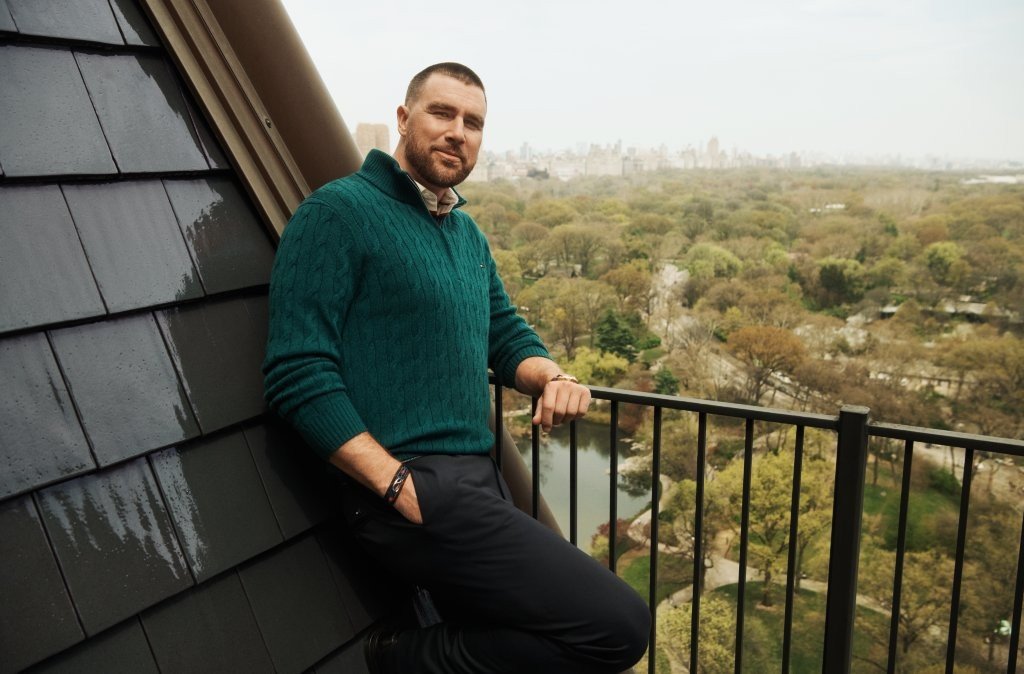 Travis Kelce protagoniza campanha de Outono 2026 da Tommy Hilfiger