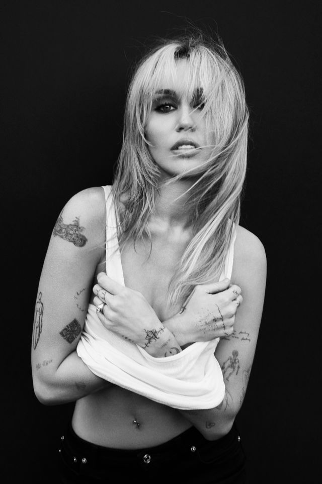 Miley estreia 10º álbum com clipe e shows esgotados