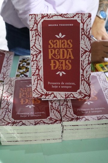 Helena Theodoro inaugura lançamentos na Biblioteca Maju Coutinho