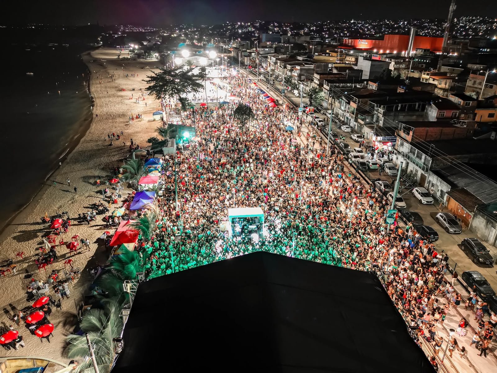 Evento gospel “Mergulhados na Praça” reúne mais de 15 mil pessoas na Nova Orla de Praia Grande com Samuel Eleotério, Theo Rubia, Victin e atrações locais.