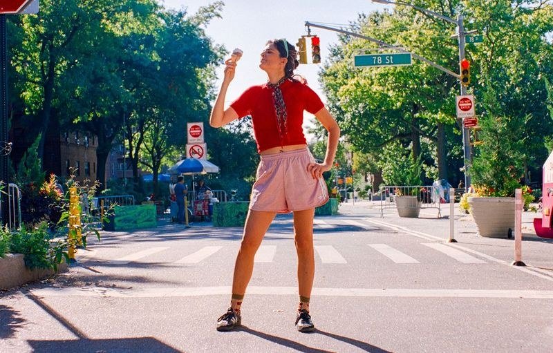 Belga radicada em Nova York, Laura Peartree estreia solo ao som de piseiro